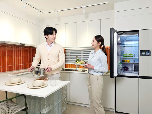 삼성전자 모델이 국내 최대 건축박람회 ‘2026 코리아빌드위크’에서 삼성전자 AI 홈 기반 ‘모듈러 홈 솔루션’을 소개하고 있다. [사진=삼성전자]