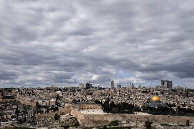 미국이 이란에 대해 군사공격을 개시한 가운데 28일 예루살렘 구시가지 상공에서 미사일 요격 흔적이 보이고 있다.&nbsp;[사진제공=AP/뉴시스]