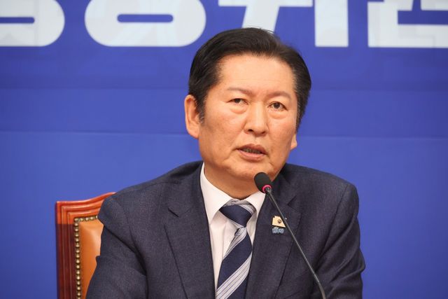 정청래 더불어민주당 대표가 3일 오후 서울 여의도 국회에서‘1인1표제’&nbsp;당헌 개정안 중앙위원회 가결에 대한 기자회견을 하고 있다.&nbsp;<br>