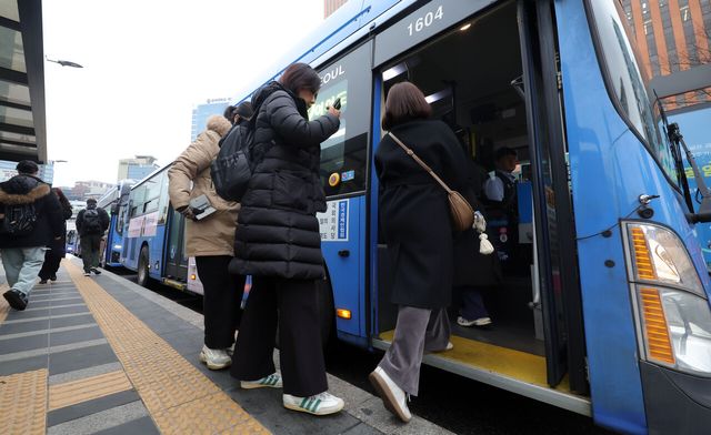 지난달 15일 서울 중구 서울역 버스환승센터에 시민들이 버스에 오르고 있다. [사진제공=뉴시스]<br>