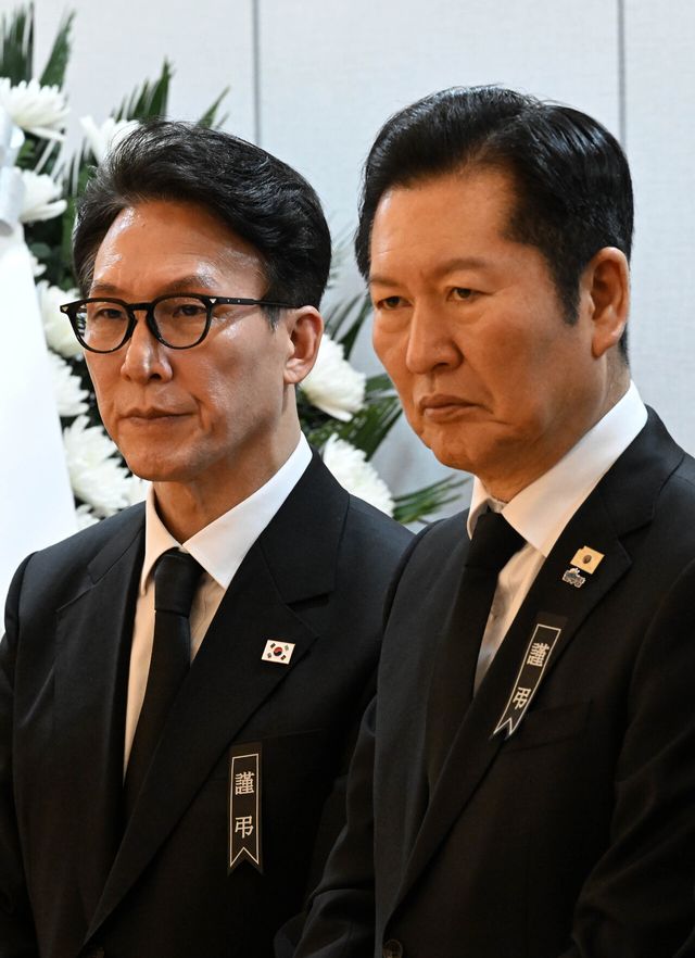 김민석 국무총리와 정청래 더불어민주당 대표가 1월 27일 서울 종로구 서울대학교병원 장례식장에 마련된 이해찬 민주평화통일자문회의 수석부의장 빈소에서 조문객을 맞이하고 있다. [사진제공=뉴시스]