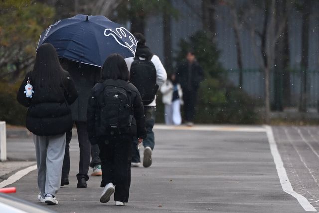 2024년 12월 18일 오전 한 중학교에서 재학생들이 눈을 맞으며 등교하고 있다. [사진제공=뉴시스]<br>