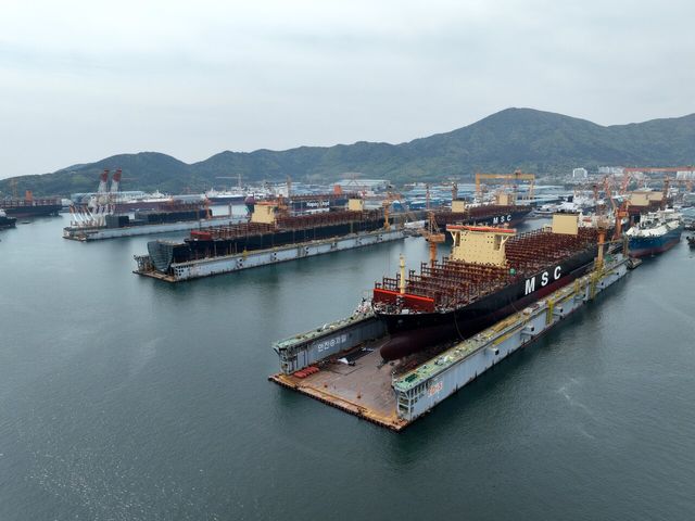 한화오션 부유식 도크에서 선박이 건조되는 모습. [사진=한화오션]