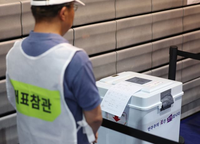 제21대 대통령 선거일이었던 지난해 6월 3일 서울 서대문구 소재 한 체육관에 마련된 개표소에서 봉인지 상태가 훼손된 의혹이 제기된 바 있는 투표함에 대한 접근이 차단되고 있다. [사진제공=뉴시스]