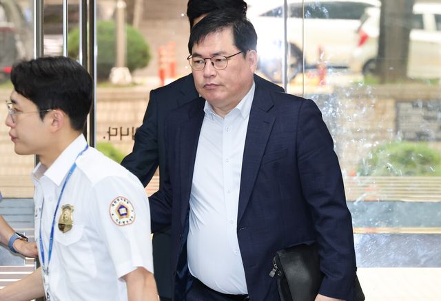 유동규 전 성남도시개발공사 기획본부장이 지난해 6월 30일 서울 서초구 서울중앙지방법원에서 진행된 대장동 개발 특혜 혐의 민간업자 재판 결심공판에 참석하기 위해 걸음을 옮기고 있다. [사진제공=뉴시스]<br>