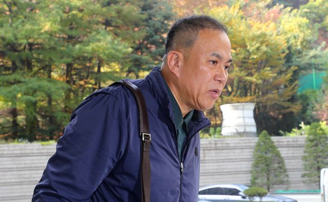 명태균 씨가 지난해 11월 7일 서울 서초구 서울중앙지방법원에서 열린 김건희 여사의 자본시장법 및 정치자금법 위반, 특정범죄가중처벌법상 알선수재 혐의 7차 공판에 증인으로 출석하고 있다. [사진제공=뉴시스]