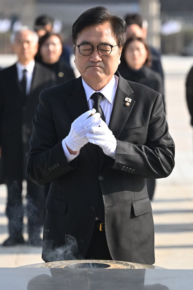 우원식 국회의장이 4일 오후 광주 북구 운정동 국립5·18민주묘지를 찾아 오월영령에 분향하고 있다. [사진제공=뉴시스]