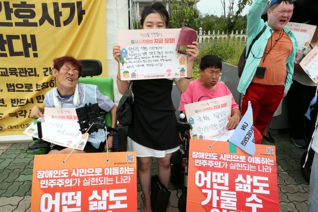 9일 서울 여의도 국회 앞에서 열린 유엔장애인권리위원회 긴급탈시설 가이드라인 발표 3주년 장애인 탈시설지원법 제정 촉구 기자회견에서 참가자들이 구호를 외치고 있다.
