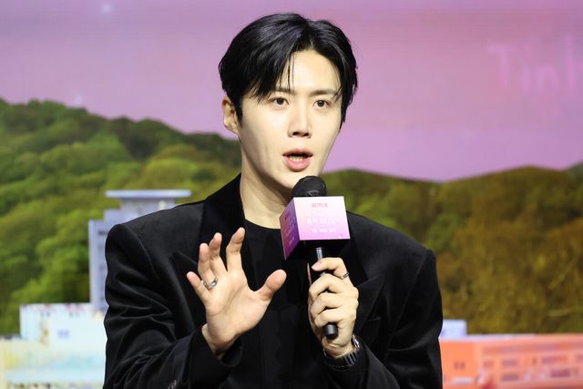 지난 13일 오전 서울 강남구 조선 팰리스에서 열린 넷플릭스 시리즈 <이 사랑 통역 되나요?> 제작발표회에 참석한 배우 김선호 [사진 제공=뉴시스]<br>