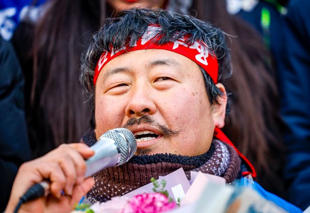 민주노총 서비스연맹 세종호텔 고진수 지부장이 지난달 14일 서울 중구 세종호텔 앞 공공농성장에서 고공농성을 해제하고 지상으로 내려와 발언하고 있다. [사진제공=뉴시스]