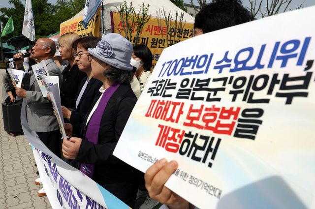 일본군성노예제 문제해결을 위한 정의기억연대 회원들이 지난해 5월 8일 서울 여의도 국회 앞에서 일본군 ‘위안부’ 피해자 보호법 개정 촉구 기자회견에 참석해 손 팻말을 들고 있다. [사진제공=뉴시스]<br>