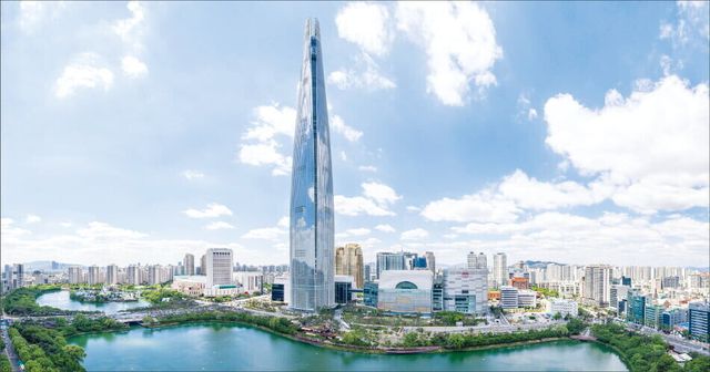 롯데그룹 본사인 서울 잠실 롯데월드타워. [사진=롯데]