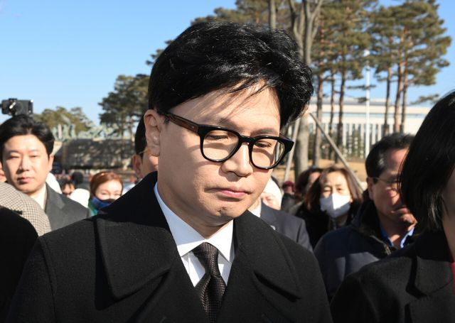 한동훈 전 국민의힘 대표가 29일 서울 여의도 국회 소통관에서 국민의힘 지도부의 제명 결정에 관한 입장 발표를 마치고 밖으로 나서고 있다. [사진제공=뉴시스/공동취재단]