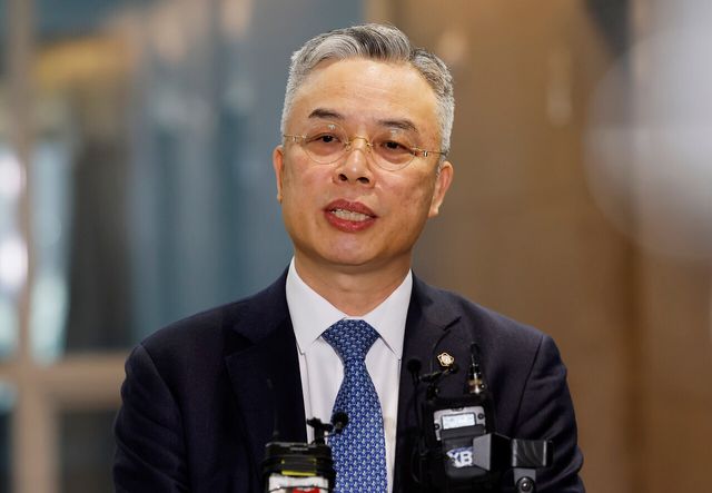 3대 특검이 남긴 의혹을 수사할 2차 종합특검으로 임명된 권창영 변호사가 6일 서울 중구 법무법인 지평 사무실로 들어서기 전 취재진 질문에 답하고 있다. [사진제공=뉴시스]