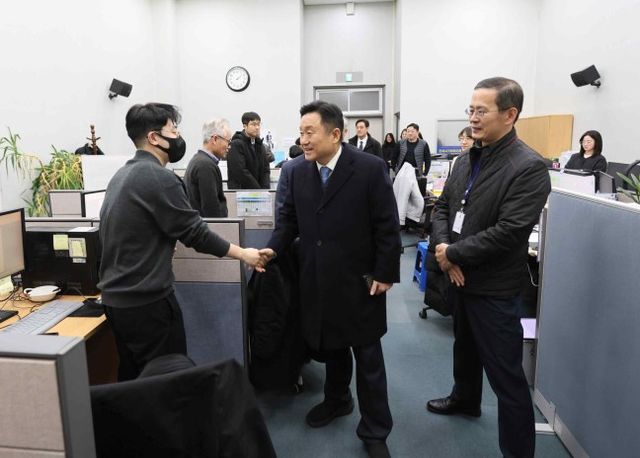 주택도시보증공사 최인호 사장이 지난 1월 28일 제10대 신임 사장으로 취임하고 부산 전세피해지원센터를 첫 방문해 직원들을 격려하고 있다. [사진=주택도시보증공사]