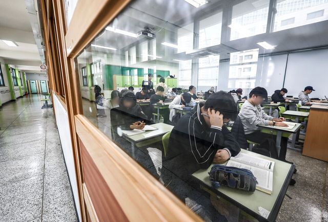 지난해 11월 6일 서울 소재 한 고등학교 교실에서 학생들이 공부하고 있다. [사진제공=뉴시스]<br>