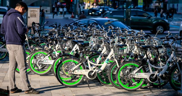 서울시내 자전거들이 세워져 있는 따릉이 대여소. [사진제공=뉴시스]