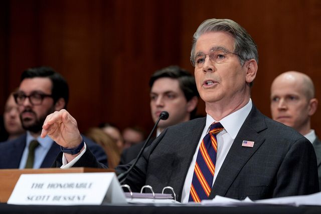 [사진=AP/뉴시스] 미국 스콧 베선트 재무장관이 지난 5일(현지 시간) 상원 은행위원회 청문회에 출석해 의원들의 질의에 답변하고 있다.