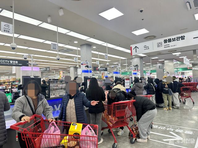 6일 외국인 관광객들이 몰린 롯데마트 서울역점 계산대가 붐비고 있다.&nbsp;ⓒ투데이신문