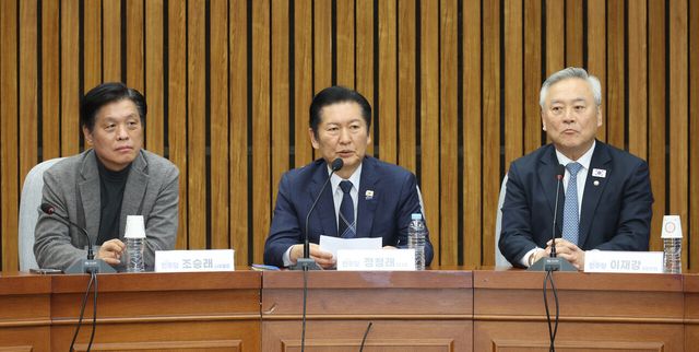 정청래 더불어민주당 대표가 5일 오후 서울 여의도 국회에서 조국혁신당과의 합당 논의 관련 간담회를 하고 있다. [사진제공=뉴시스]<br>