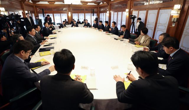 김민석 국무총리와 당정 관계자들이 지난 8일 오후 서울 종로구 국무총리공관에서 열린 제6차 고위당정협의회에서 부동산감독원 추진을 논의하고 있다. [사진=뉴시스]