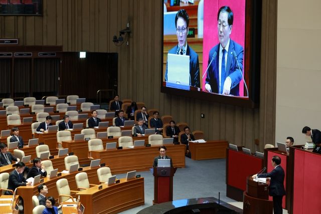 김민석 국무총리가 9일 서울 여의도 국회에서 열린 본회의 정치·외교·통일·안보 분야 대정부질문에서 윤후덕 더불어민주당 의원의 질의에 답변하고 있다.<br>