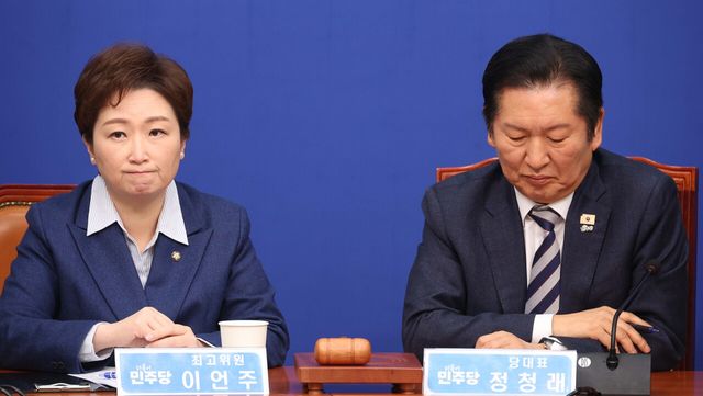 정청래 더불어민주당 대표와 이언주 최고위원이 지난 9일 오전 서울 여의도 국회에서 열린 최고위원회의에 참석해 있다. [사진제공=뉴시스]