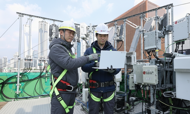 LG유플러스는 설 연휴를 앞두고 이동통신 통화량 및 데이터 트래픽 급증에 대비해 네트워크 최적화, 24시간 종합상황실 운영 등 ‘연휴 특별 소통 대책’을 수립했다. 사진은 LG유플러스 임직원이 서울역 인근 네트워크 장비를 점검하고 있는 모습이다. [사진=LG유플러스]