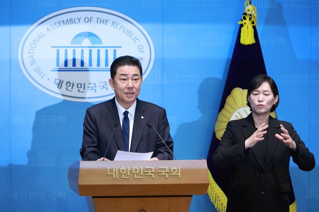 김병기 더불어민주당 의원이 지난 1월 19일 서울 여의도 국회 소통관에서 기자회견을 하고 있다. [사진제공=뉴시스]<br>