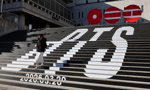 지난 1월 6일 오전 서울 종로구 세종문화회관 계단에 래핑돼 있는 방탄소년단(BTS)의 정규 5집의 로고, 발매 일자, 팀명 사진 [사진 제공=뉴시스]<br>