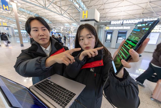 KT 직원이 설 연휴를 앞두고 인천공항에서 네트워크 품질을 사전 점검하고 있다. [사진=KT]