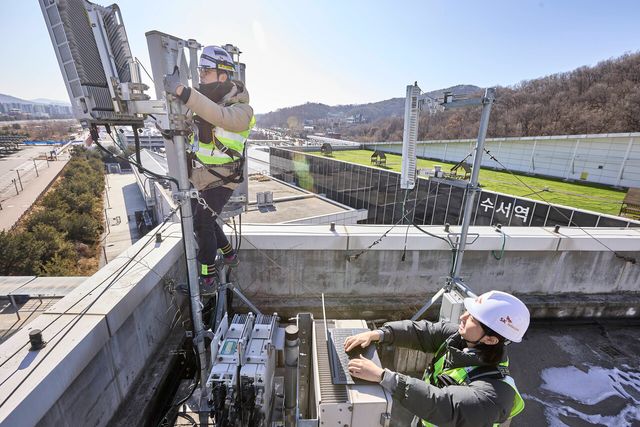 SK텔레콤이 설 명절과 동계올림픽 기간을 맞아 안정적인 서비스를 제공하기 위해 특별 소통 대책을 가동한다. 사진은 SK텔레콤, SK오앤에스 직원들이 서울 수서역 인근에서 네트워크 현황을 점검하는 모습이다. [사진=SK텔레콤]