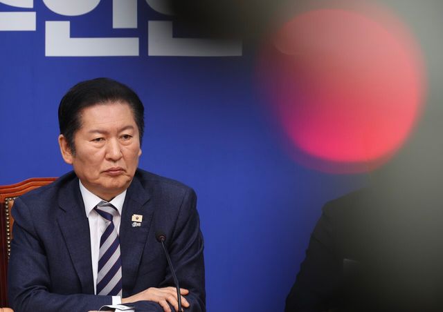 정청래 더불어민주당 대표가 지난 9일 오전 서울 여의도 국회에서 열린 최고위원회의에서 생각에 잠겨있는 모습. [사진제공=뉴시스]<br>