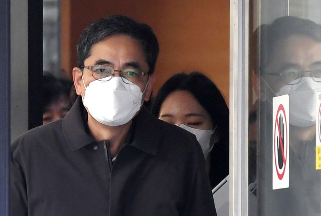 곽상도 전 국회의원이 2023년 2월 서울 서초구 서울중앙지방법원에서 열린 특정범죄 가중처벌 등에 관한 법률 위반(뇌물) 등 혐의 관련 1심 선고공판을 마치고 법원을 나서고 있다. [사진제공=뉴시스]