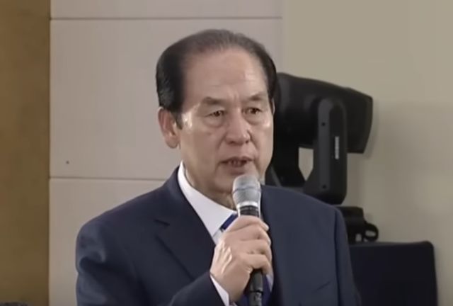 지난 4일 전남 해남군 해남문화예술회관에서 열린 ‘광주·전남 행정통합 찾아가는 타운홀미팅’에서 발언하고 있는 김희수 진도군수. [사진=KBS한국방송 유튜브 갈무리]<br>