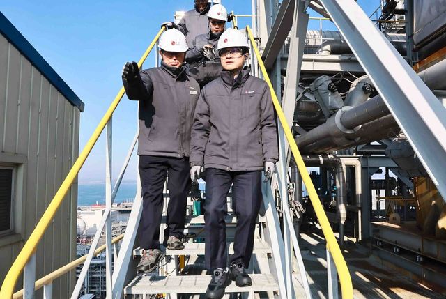 산업통상부 김정관 장관이 지난해 11월 26일 전남 여수시 여수산업단지 LG화학 산업현장을 방문해 생산 및 안전관리 현황 등을 점검하고 있다. [사진=산업통상부]