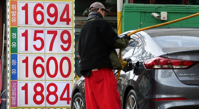 미국과 이스라엘의 이란 공습으로 이란 최고지도자인 아야톨라 세예드 알리 하메네이가 사망했다는 공식 보도가 이어지면서 국제 유가가 급등할 가능성이 제기된 1일 서울 시내 한 주유소에 유가 정보가 표시돼 있다. [사진=뉴시스]
