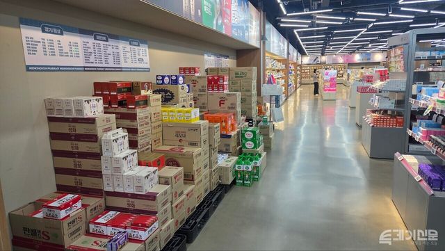 지난 26일 오전 서울 용산구 소재 창고형 약국 메디킹덤약국.