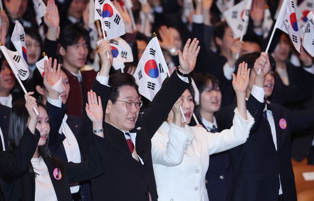 이재명 대통령과 김혜경 여사가 1일 서울 강남구 코엑스에서 열린 제107주년 3·1절 기념식에서 참석자들과 만세 삼창을 하고 있다. [사진제공=뉴시스]<br>