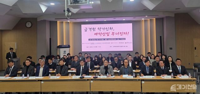 ‘약가제도 개편 비상대책위원회’는 10일 오전 서울 서초구 제약바이오협회에서 기자회견을 열고, 정부의 약가 제도 개편안에 대한 입장과 향후 대응 계획을 발표했다. 위원회에는 한국제약바이오협회, 한국바이오의약품협회, 한국의약품수출입협회, 한국신약개발연구조합, 한국제약협동조합, 한국노동조합총연맹, 전국화학노동조합연맹 등 7개 단체가 참여하고 있다.&nbsp;ⓒ투데이신문&nbsp;