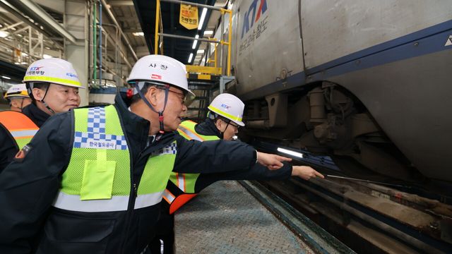 한국철도공사 김태승 사장이 지난 9일 경기도 고양시 수도권철도차량정비단을 방문해 정비 현황을 점검하는 모습. [사진=한국철도공사]