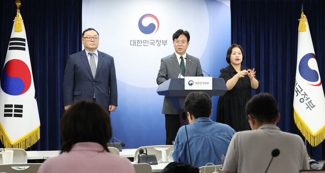 고용노동부 김영훈 장관이 지난해 7월 29일 서울 종로구 정부서울청사에서 노조법 2·3조 개정안(노란봉투법) 등 노동조합 및 노동관계조정법 개정(안) 관련해 발표하고 있다. [사진제공=뉴시스]