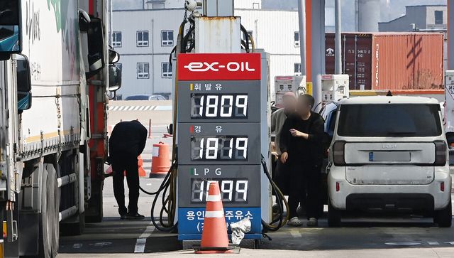 경기 용인시 영동고속도로 용인휴게소 주유소에서 운전자들이 차량에 기름을 넣고 있다. [사진=뉴시스]