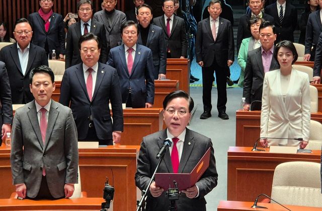 송언석 국민의힘 원내대표가 지난 9일 오후 서울 여의도 국회에서 의원총회를 마치고 난 뒤 ‘윤석열 전 대통령의 정치적 복귀를 요구하는 일체의 주장에 명백히 반대한다’는 내용의 결의문 낭독을 하고 있다. [사진제공=뉴시스]<br>