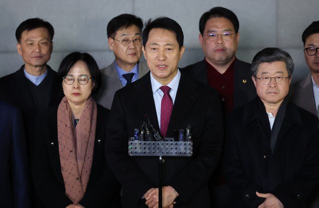 지난 오세훈 서울시장이 지난 9일 오후 서울 중구 서울시청 인근에서 김길성 중구청장 및 시의원 등 관계자들과 함께 국민의힘이 이날 발표한 결의문과 관련해 입장을 밝히고 있다. [사진제공=뉴시스]