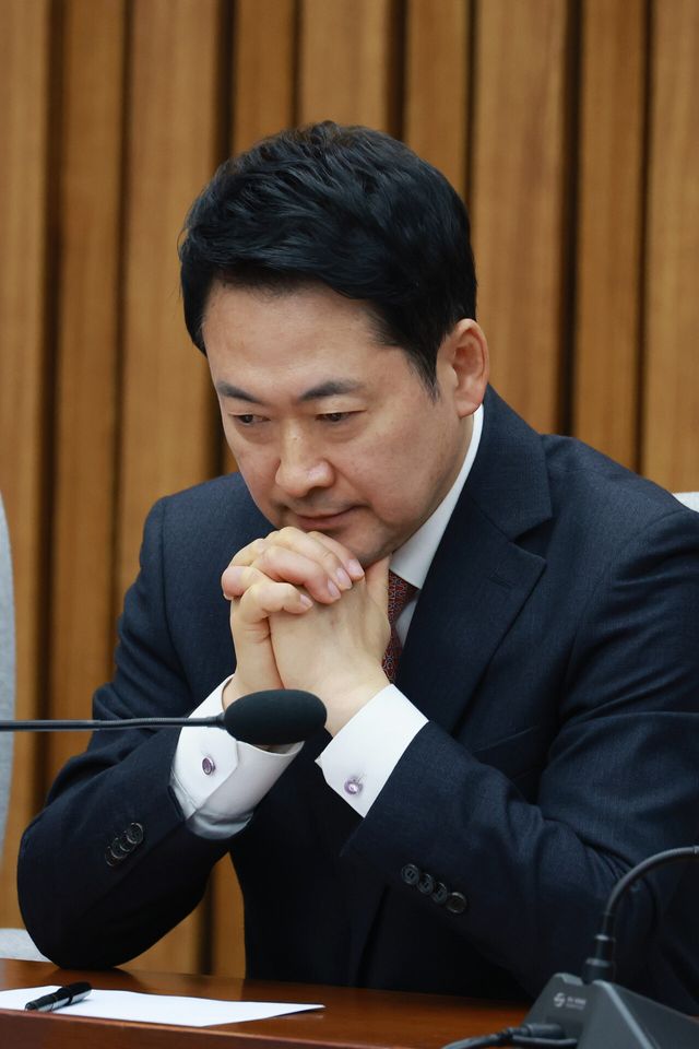 장동혁 국민의힘 대표가 11일 서울 여의도 국회에서 열린 지역발전 인재영입 환영식 중 생각에 잠겨 있다. [사진제공=뉴시스]<br>