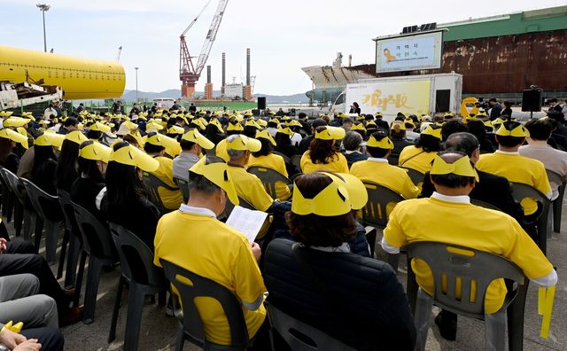 세월호참사 11주기였던 지난해 4월 16일 전남 목포시 목포신항만 내 세월호 거치 장소 앞에서 ‘세월호 11주기 기억식’이 진행되고 있다. [사진제공=뉴시스]<br>