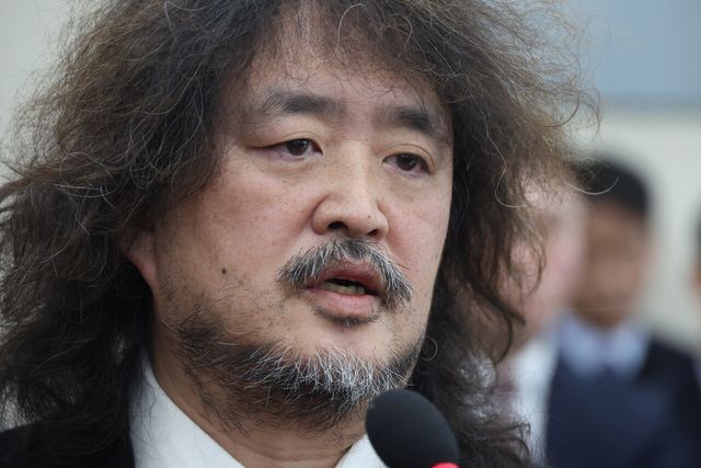 &nbsp;방송인 김어준씨가 2024년 12월 13일 국회 참고인으로 출석해 증언을 하고 있다. [사진제공=뉴시스]&nbsp;<br>