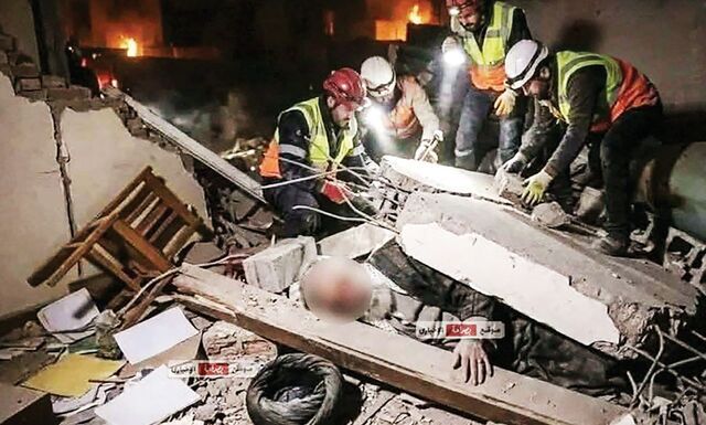 이란 최고지도자 아야톨라 알리 하메네이의 시신을 수습하는 모습으로 알려진 사진. [사진=엑스 캡처]