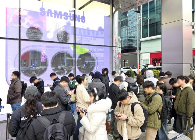 갤럭시 S26 시리즈 사전 예약자들이 제품 수령을 위해 대기하고 있는 모습이다. [사진=삼성전자]
